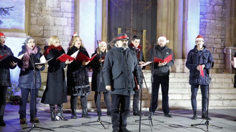 Vokalni ansambl Art Vivo za Badnje veče održao koncert ispred sarajevske Katedrale