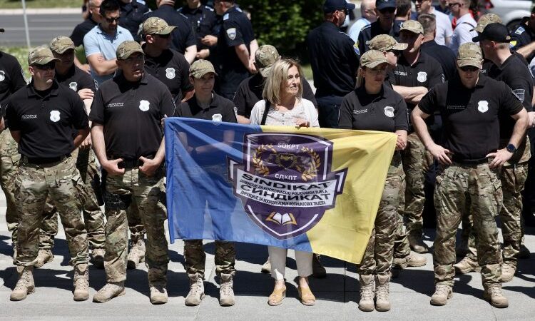 Protest policije ispred Parlamenta BiH: Štite nas, ali vlast ne brine za njih