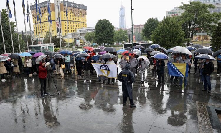 Državni službenici protestovali zbog malih plata i poručili: Mi nismo parlamentarci i ministri