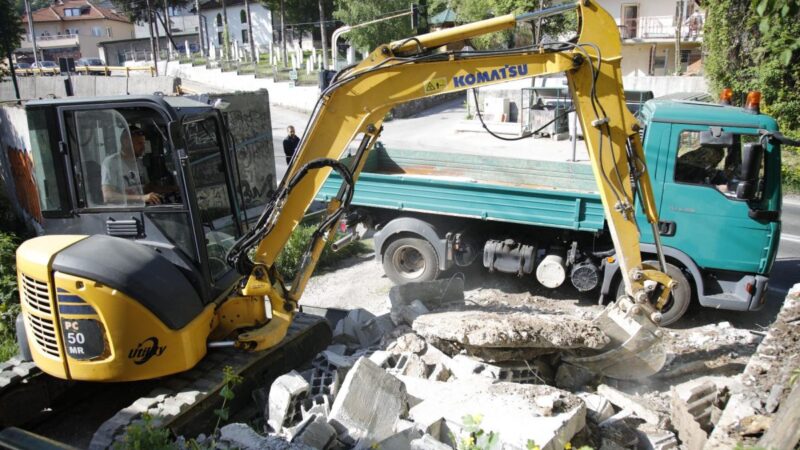 U toku rušenje bespravno sagrađenih objekata na tranzitu