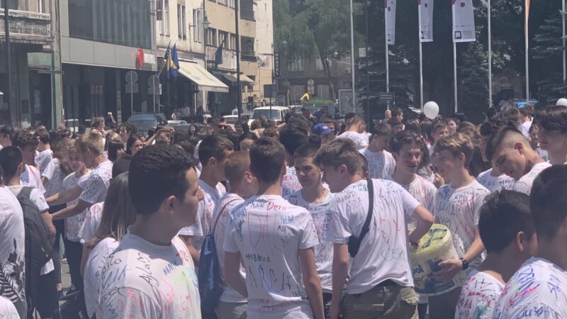 Mladost na sarajevskim ulicama: Maturanti proslavili kraj osnovnog obrazovanja