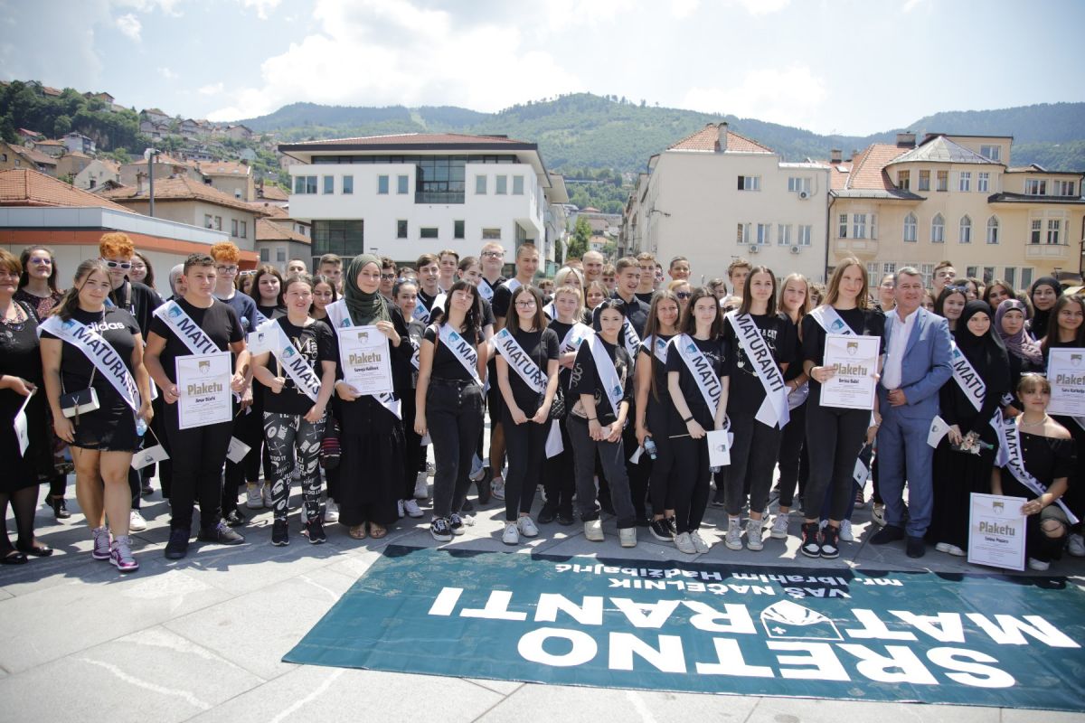 Svečano ispraćeni maturanti Starog Grada