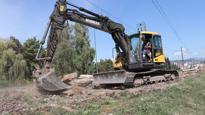 Razbijena stakla na mašinama za rekonstrukciju tramvajske pruge u Sarajevu