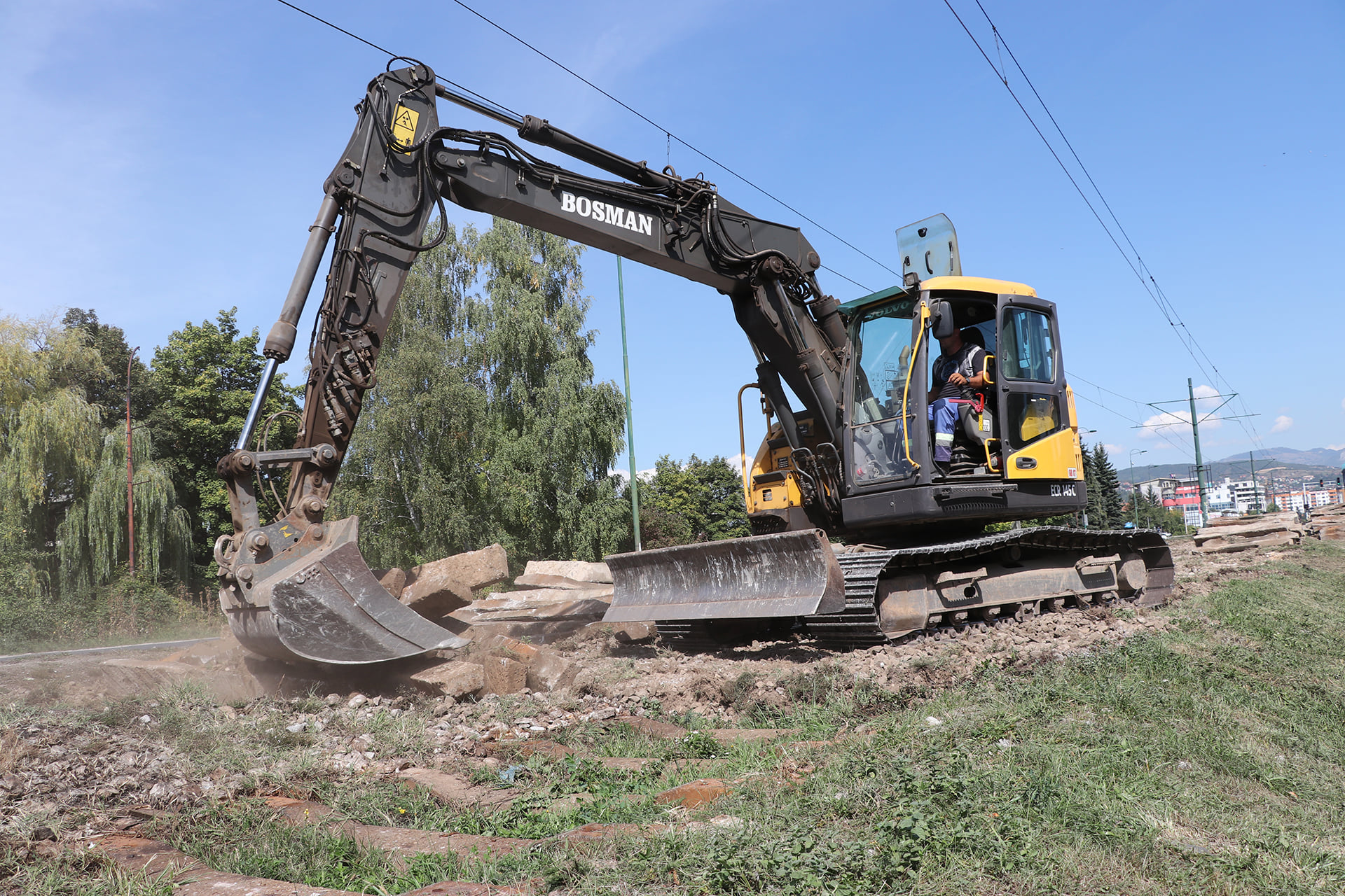 Razbijena stakla na mašinama za rekonstrukciju tramvajske pruge u Sarajevu