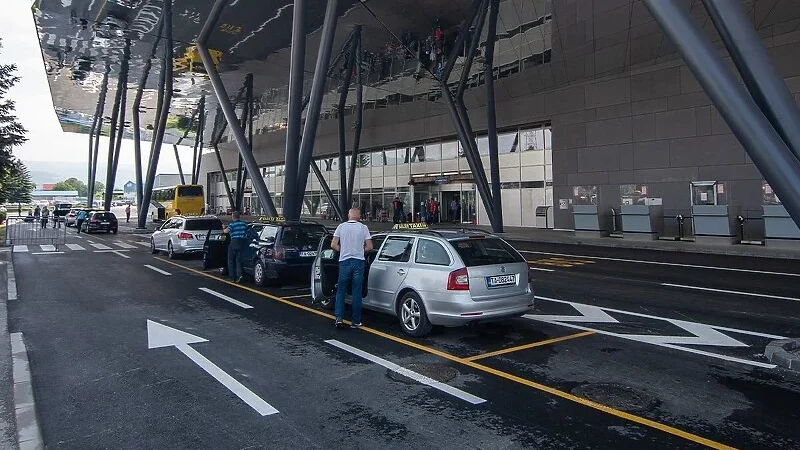 Od sutra na aerodromu Sarajevo nema besplatnog parkinga, ali se 3 minute možete zadržati ispred terminala