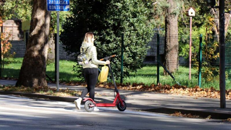 Ministarstvo saobraćaja KS objavilo anketu o saobraćaju bicikala i električnih romobila