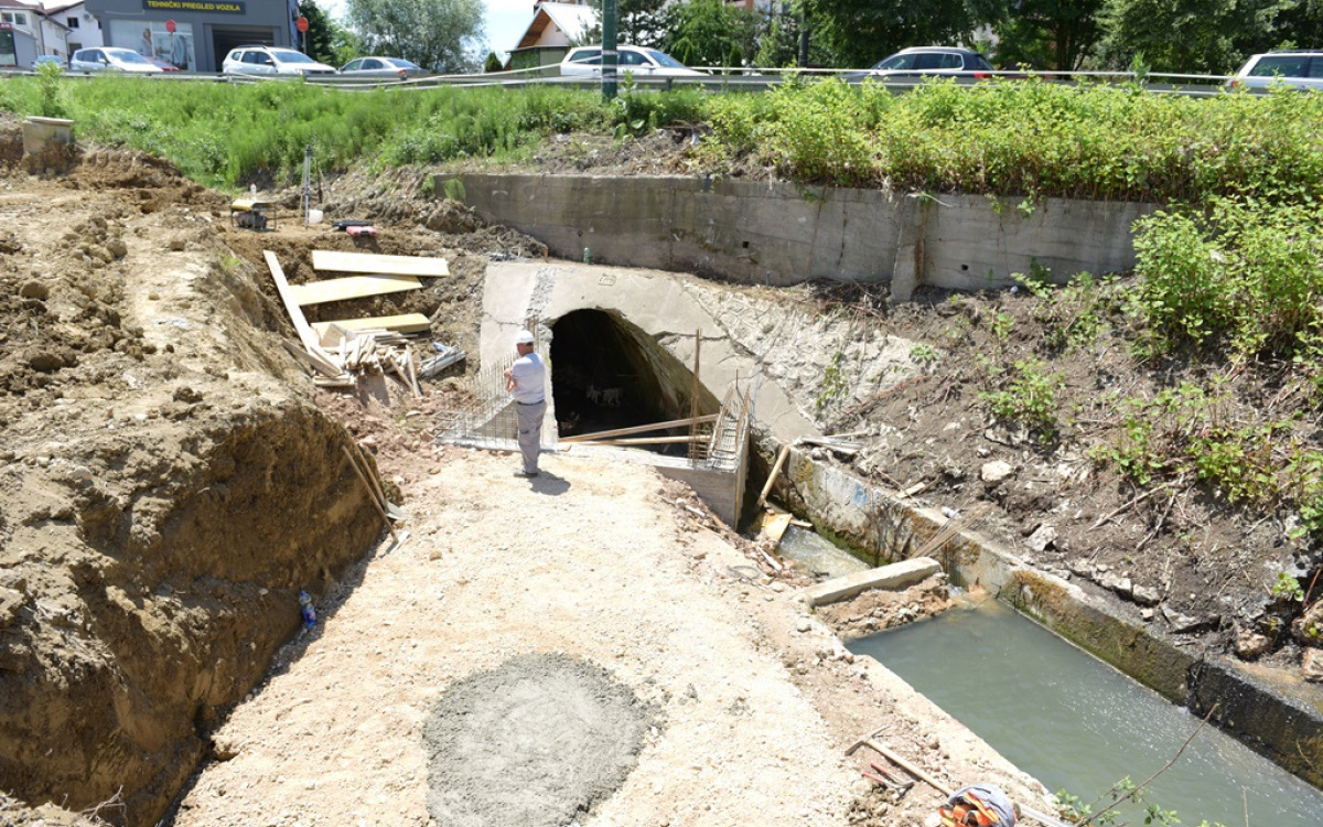 Započeli radovi na uređenju korita potoka Sušica