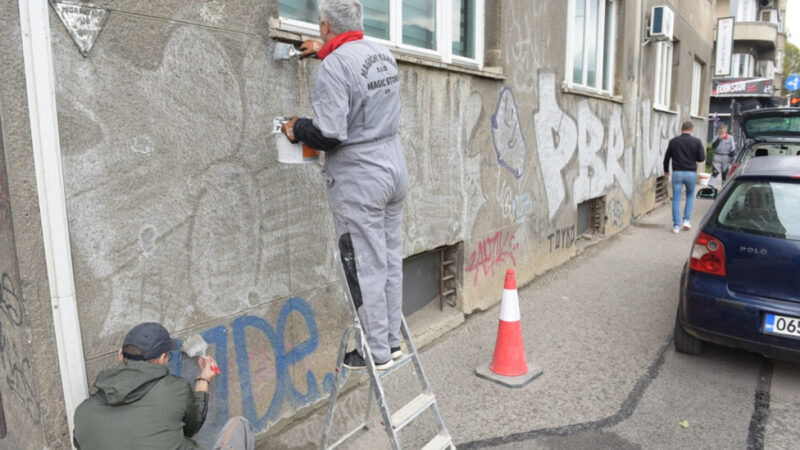 U toku uklanjanje grafita sa fasada u Centru