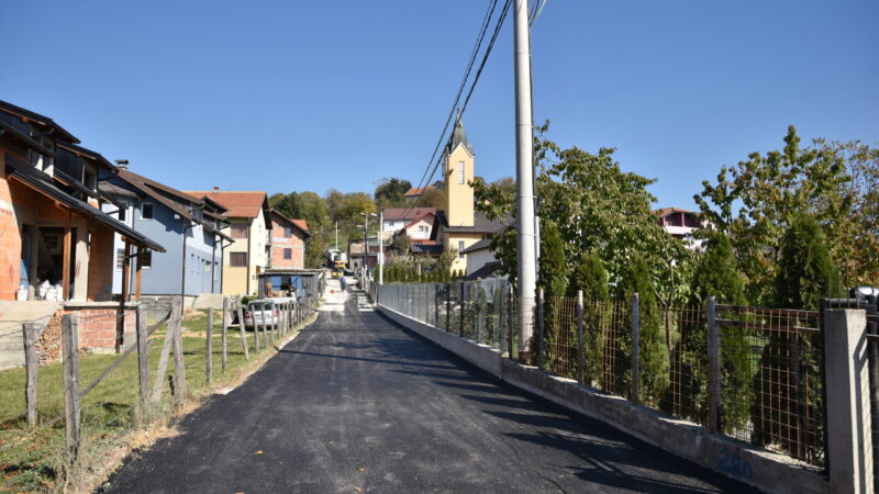 Nakon obnove vodovodne mreže, u toku asfaltiranje ulice Briješće Brdo