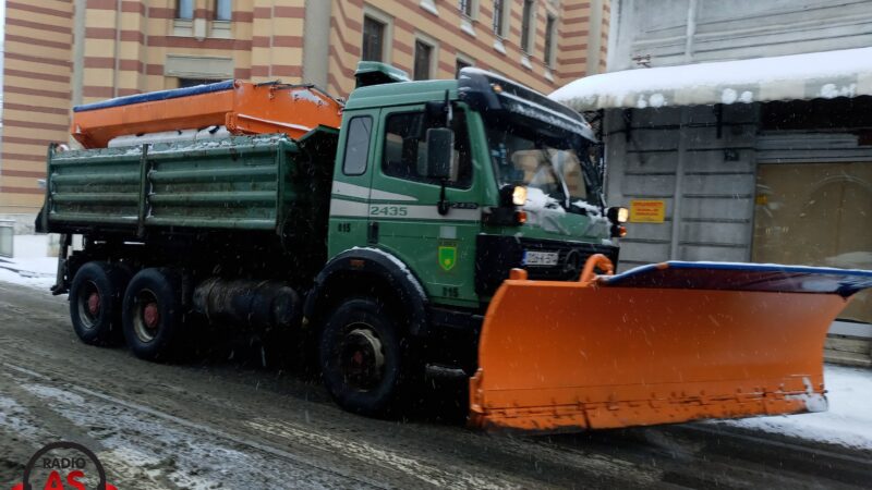 Zimska služba KJKP Rad od sinoć angažovana na čišćenju snijega