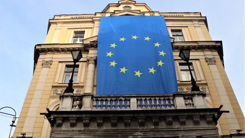 U centru Sarajeva postavljena velika zastava EU