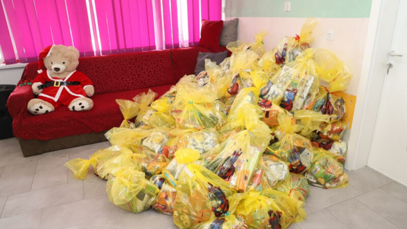 Štićenicima Dječijeg doma na Bjelavama podijeljeni novogodišnji paketići