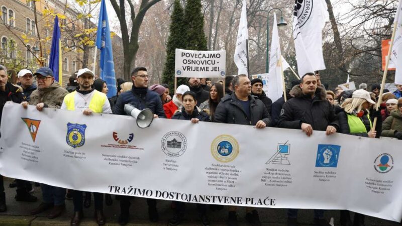 Održani protesti radnika javnih službi i preduzeća ispred Vlade KS