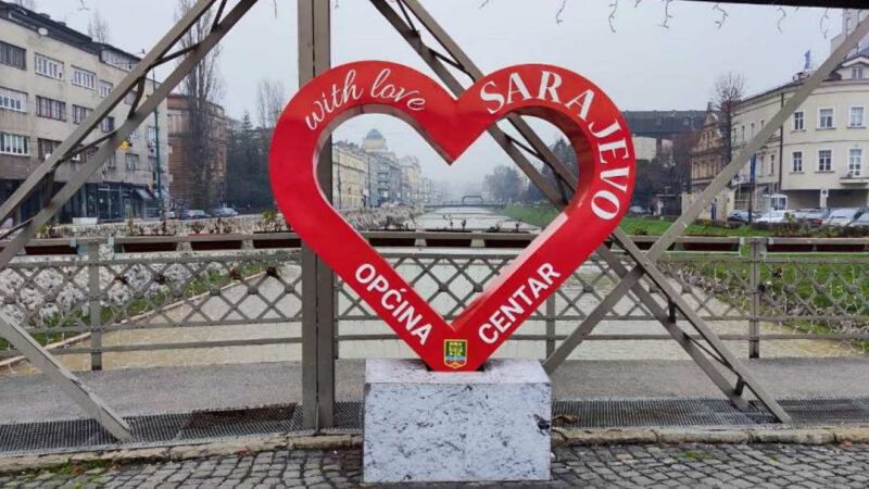 3D srce “With love Sarajevo – Općina Centar” vraćeno na Eiffelov most