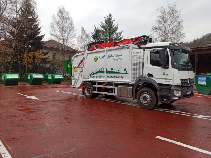 U Novom Sarajevu pušteno u pogon novo specijalizovano vozilo za pražnjenje zvonastih kontejnera