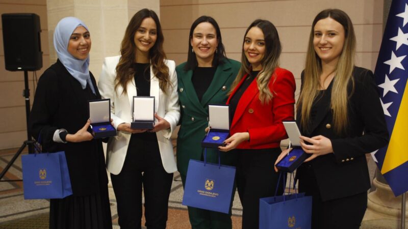 Karić zlatnicima odlikovala najbolje studente Univerziteta u Sarajevu