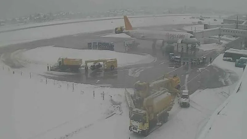 Avioni zbog intenzivnog snijega imaju problem sa slijetanjem na sarajevski aerodrom