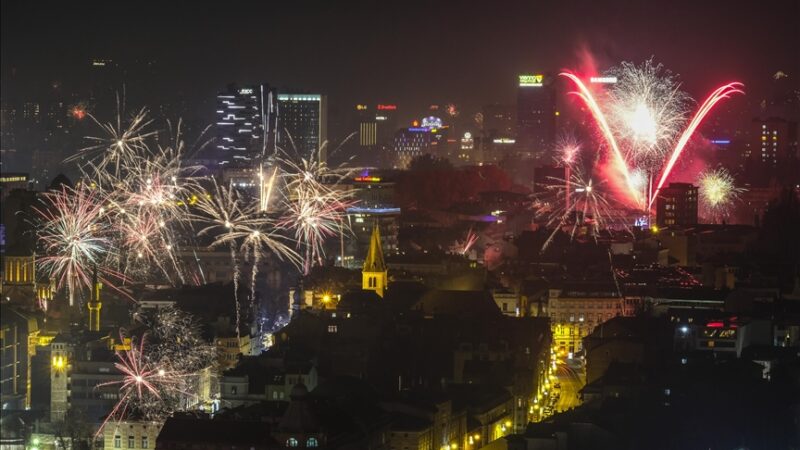 Hiljade Sarajlija i turista dočekali Novu godinu uz Dubiozu kolektiv i spektakularan vatromet