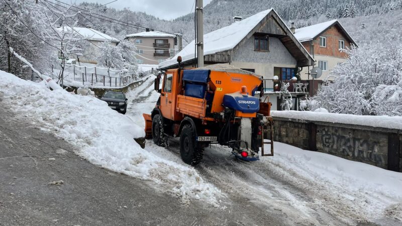 KJKP Rad: Sva vozila na terenu i 130 radnika koji ručno čiste snijeg