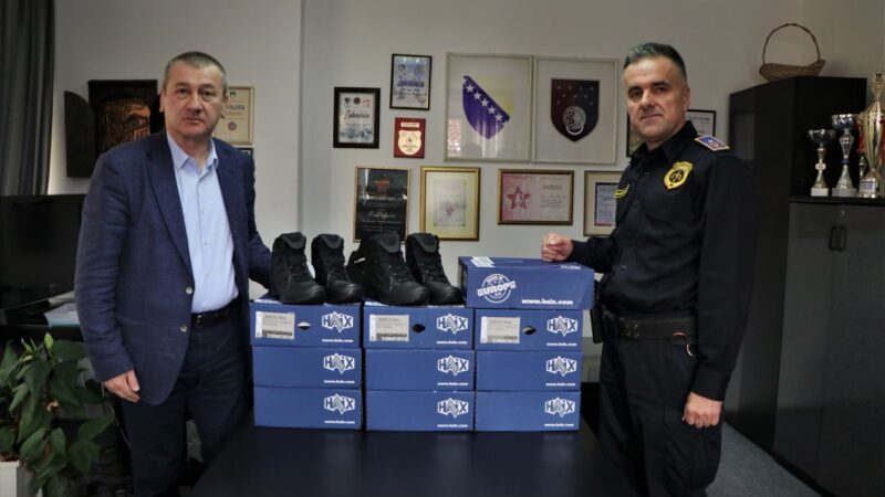 Hadžibajrić uručio donaciju PU Stari Grad, 80 pari profesionalnih čizama za policiju