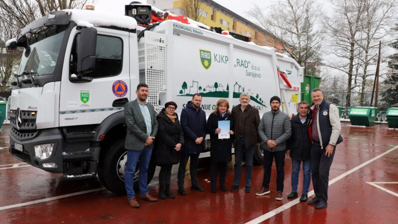 Općina Centar uručila preduzeću “Rad” specijalizovano vozilo za odvoz otpada