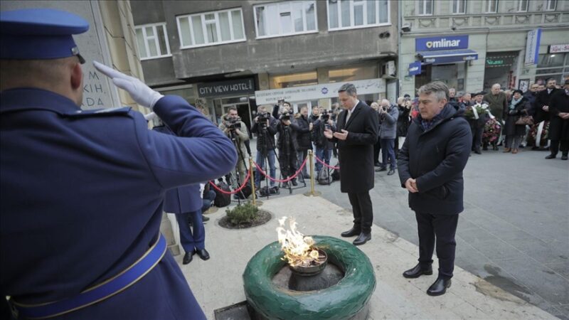 Brojne delegacije položile cvijeće ispred Vječne vatre povodom Dana grada Sarajeva