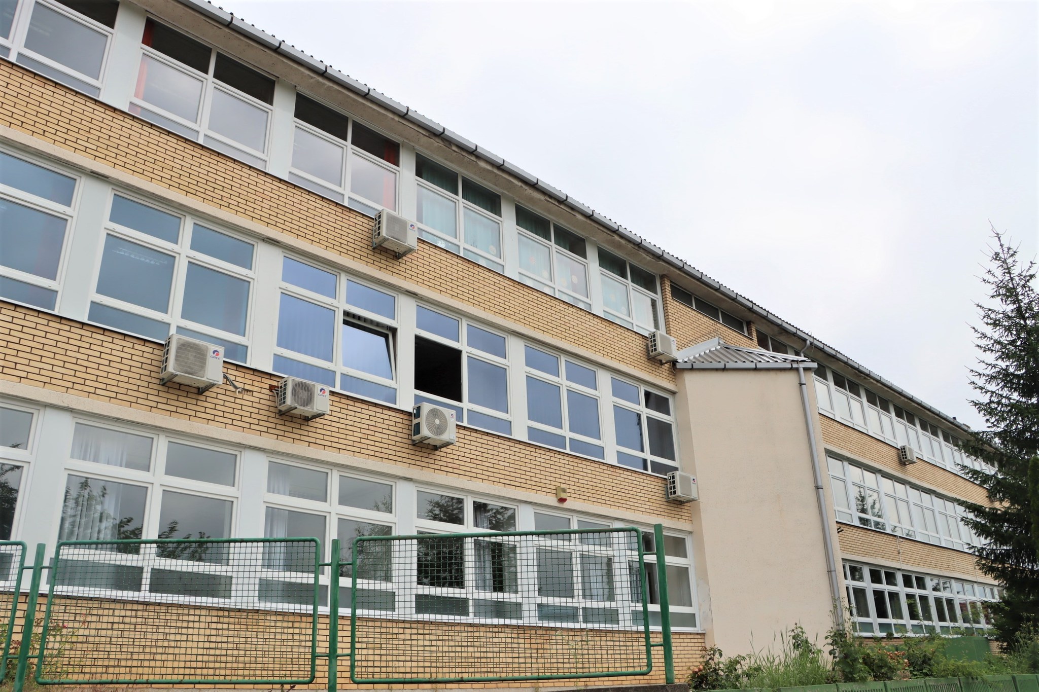 Premijer Uk i gradonačelnica Karić u OŠ “Velešićki heroji”: Osnovci iz Velešića će imati bolje uslove