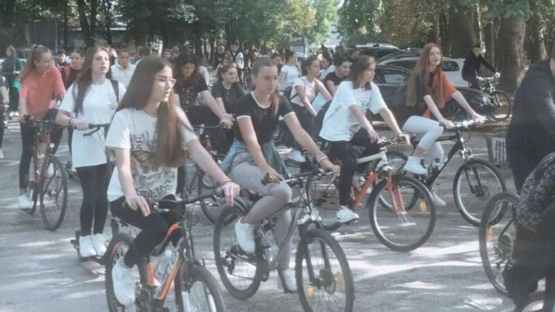 Na biciklijadi na Vrelu Bosne učestvovalo više od 250 učenika