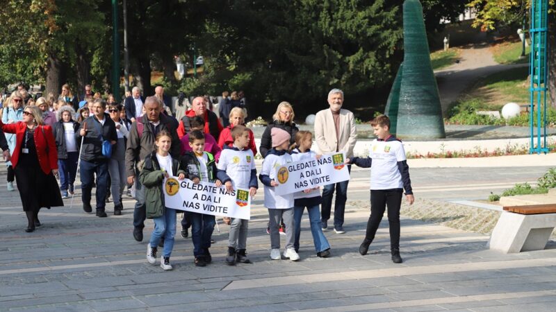 Osnovci šetali sa slijepim osobama povodom Međunarodnog dana bijelog štapa