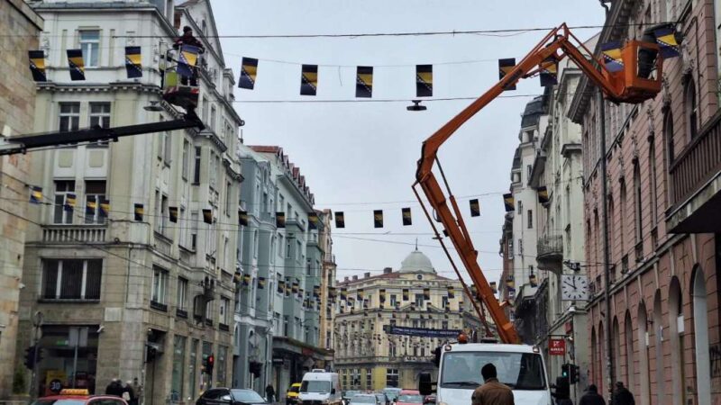 Počelo ukrašavanje ulica Sarajeva povodom Dana državnosti BiH