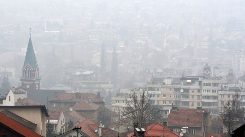 Zbog zagađenja zraka u Kantonu Sarajevo, na snagu stupaju interventne mjere iz epizode “Upozorenje”