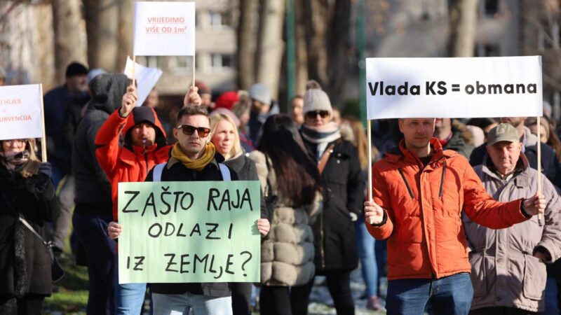 Protesti ispred Vlade KS: Mladi traže više novca za kupovinu stana