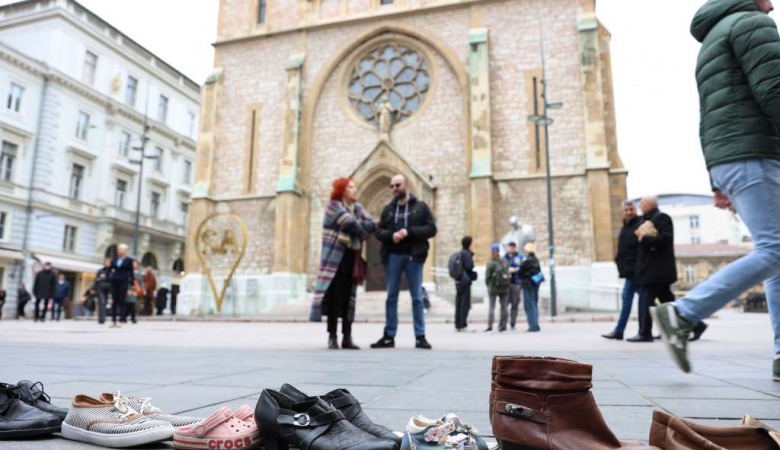 Postavka “Stazom sjećanja” 5. aprila od Trga Djece Sarajeva do Baščaršije