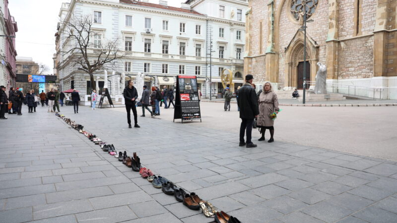 U sarajevskoj Ferhadiji postavljene cipele: Simbol ubijenih građana opkoljenog Sarajeva