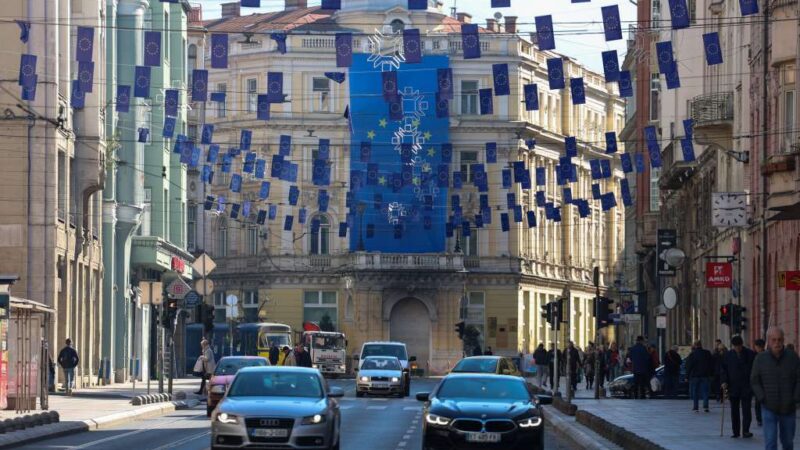 U iščekivanju “zelenog svjetla” iz Brisela: Sarajevo ukrašeno zastavama EU