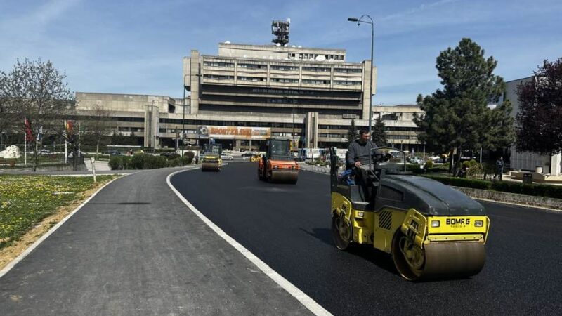 U toku radovi na postavljanju završnog sloja asfalta u Majdanskoj ulici