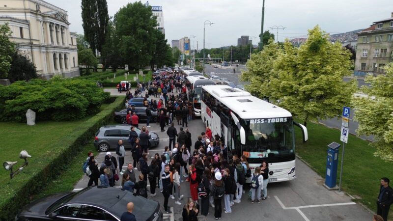 Učenici prvih razreda srednjih škola KS na studijskom putovanju “Od rata do mira”