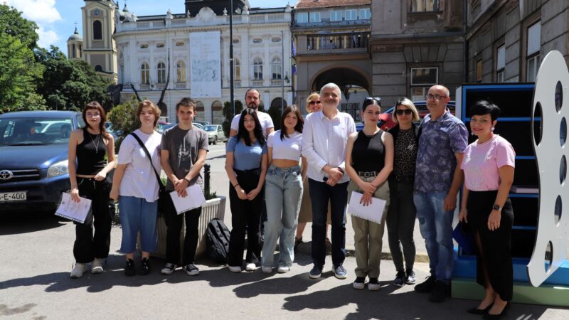 Postavljena mobilna biblioteka na otvorenom u Gimnazijskoj ulici