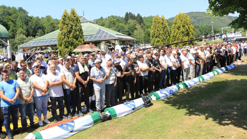 Hiljade ljudi klanjalo dženazu za 14 žrtava genocida u Srebrenici