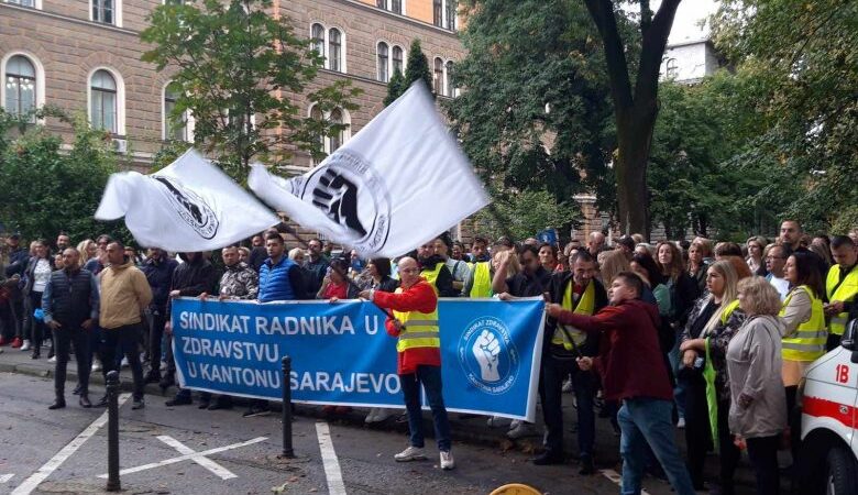 Radnici u zdravstvu održali proteste ispred zgrade Vlade KS i najavili generalni štrajk