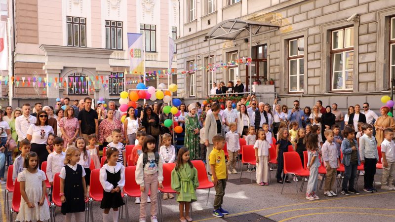 U Kantonu Sarajevo danas počela nova školska godina, u klupama više od 60.000 učenika