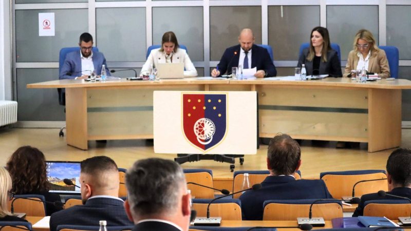 Najavljene izmjene zakona radi rješavanja problema taksi vozila na stajalištima